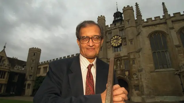 ১৯৯৮ সালে নোবেল পাওয়ার সময় প্রফেসর অমর্ত্য সেন ইংল্যাণ্ডে কেমব্রিজের ট্রিনিটি কলেজের 'মাস্টার' ছিলেন।