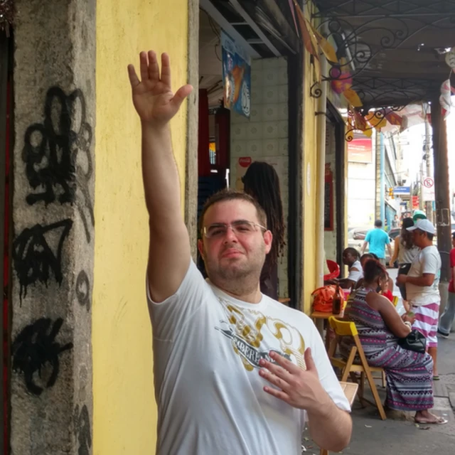 Marcelo Mello fait un salut nazi dans une photo affichée dans son chan