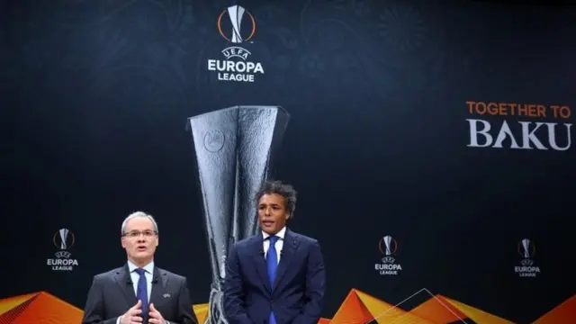 UEFA Avrupa Ligi'nde kura çeklimini, Fenerbahçe'nin unutulmaz futbolcularından Pierre van Hooijdonk yaptı