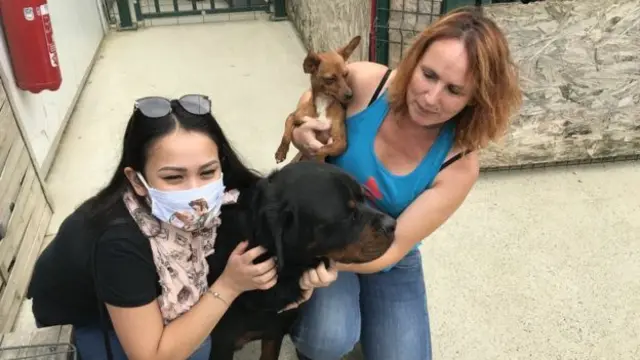 貝蒂和媽媽在收容所中看護被人遺棄的寵物。