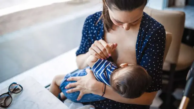Ibu menyusui anaknya.