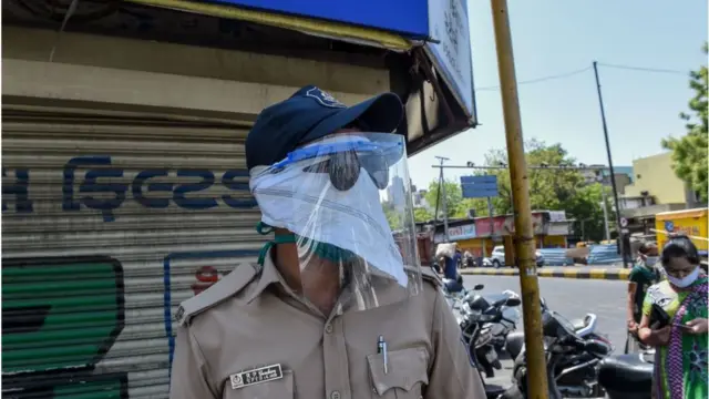 પોલીસ