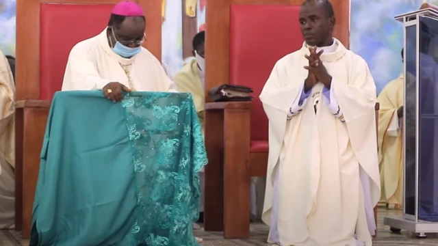 Fr Mbaka na Bishop Onaga