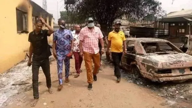 An alaṣẹ ijọba n se abẹwo si agọ ọlọpaa kan ni Abia