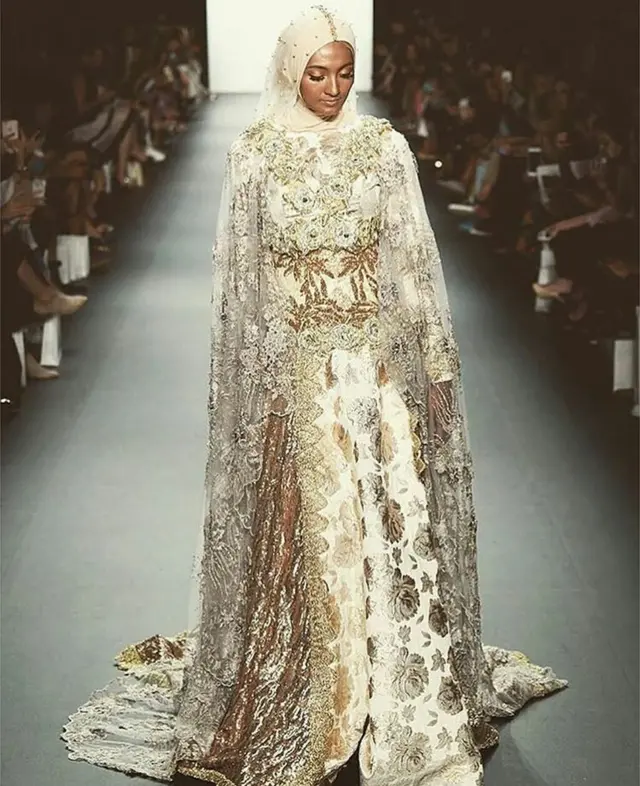 নিউ ইয়র্ক ফ্যাশন উইক ২০১৬ তে আনিসা হাসিবুয়ানের ডিজাইনের পোশাক কালেকশন।
