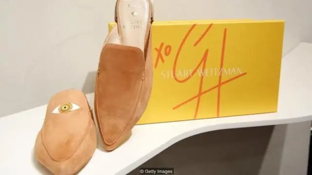 Gigi Hadid, yang ayahnya adalah seorang warga Amerika-Yordania keturunan Palestina punya merek sepatu yang menampilkan simbol mata EyeLove.