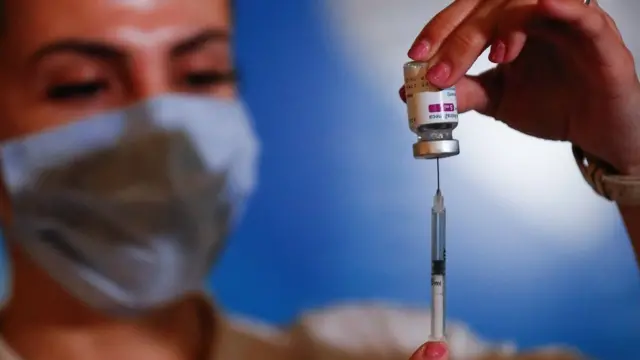 Un membre des forces armées prépare une dose du vaccin AstraZeneca contre le coronavirus (COVID-19) obtenu dans le cadre du programme COVAX, au centre culturel CCK (Centro Cultural Kirchner), à Buenos Aires, en Argentine, le 15 juin 2021