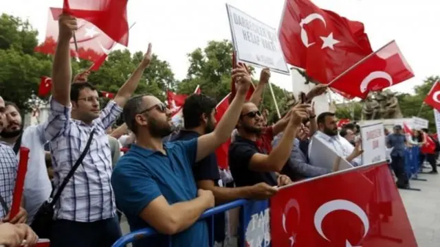 प्रदर्शन में शामिल लोग