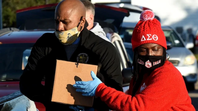 Во время пандемии многие вызвались помочь тем, кто больше всего пострадал от карантина