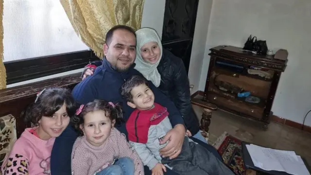 رجل وأربعة أطفال