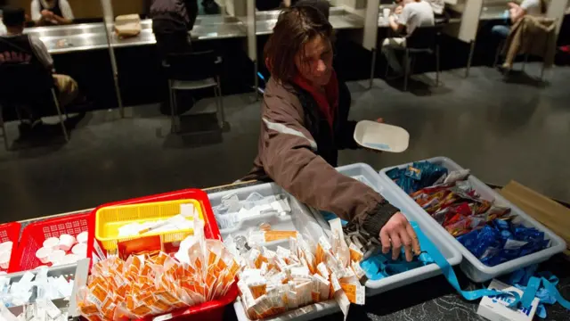 Un cliente del centro de inyección supervisada Insite de Vancouver recogiendo material en 2011.