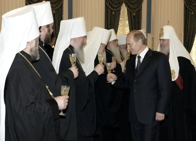 خلال حفلة أقيمت في الكرملين عام 2004 لتكريم البطريرك ألكسي الثاني