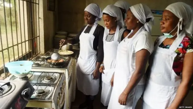 नायजेरियात एका अशासकीय संस्थेत महिला स्वयंपाक शिकताना.