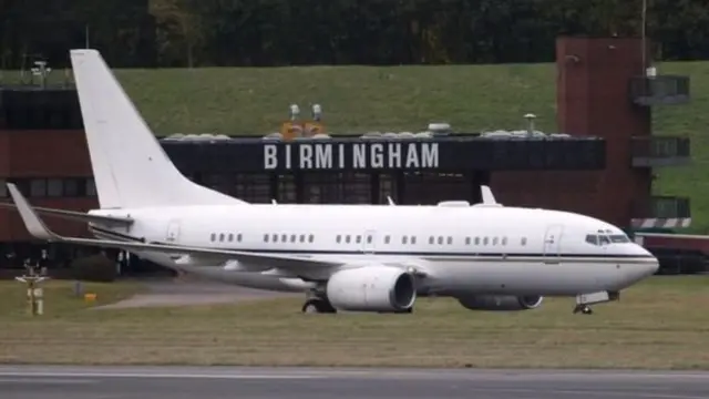 د پاکستان د مسلیک لیګ نواز ګوند ویلي، د دې ګوند پخوانی مشر او د پاکستان لومړی وزیر به د هوایي امبولانس په مرسته د درملنې لپاره لندن ته استول کېږي.