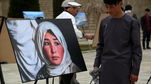 سرزمین گل بادام، نخستین نمایشگاه انفرادی عکس های امان الله صداقت است