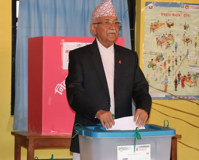 केपी शर्मा ओली मतदान गर्दै