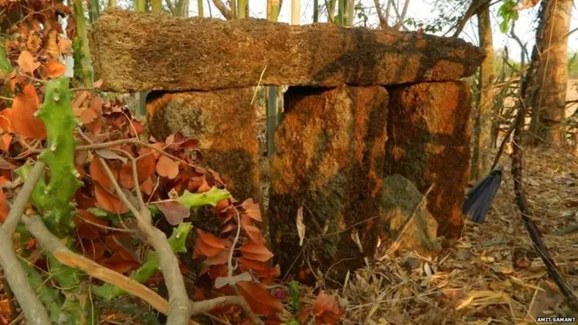घुमडे गावात महापाषाणीय संस्कृतीशी निगडीत असलेले हे अजून एक प्रकारचे स्मारक.