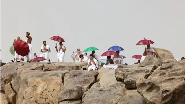 আরাফাতের ময়দানে মুসুল্লিরা।