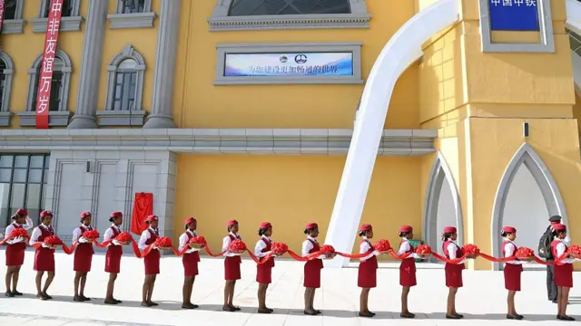 Dans un tweet, le bureau du Premier ministre éthiopien, Abiy Ahmed, a déclaré aussi que la Chine avait accepté d'investir 1,8 milliard pour améliorer notamment l'électricité sur la ligne entre l'Éthiopie et Djibouti.