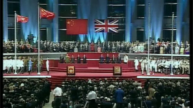 '홍콩 반환 협정'에 명시된 날짜에 따라 영국은 1997년 홍콩을 중국에 이양했다.