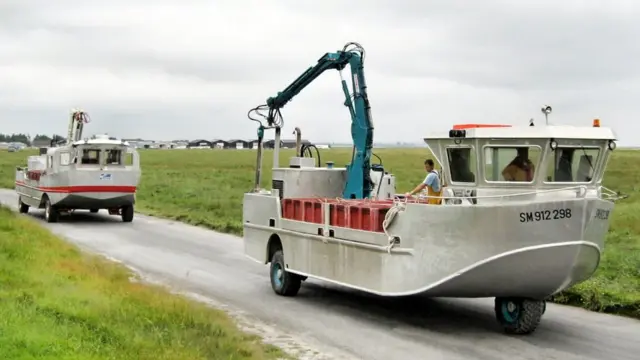 قاربان على الطريق