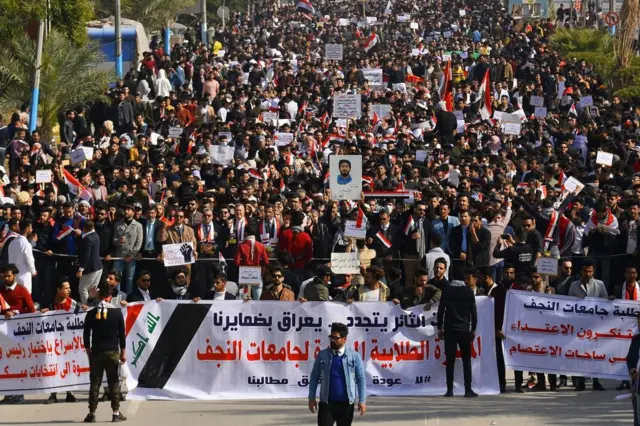 متظاهرن عراقيون