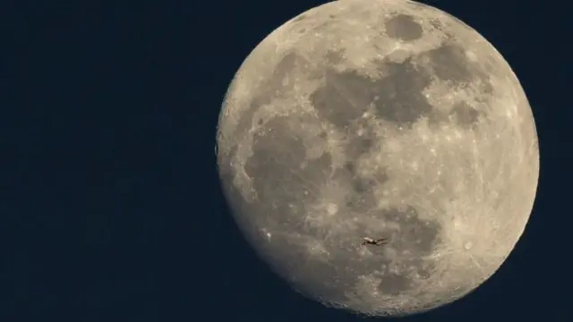 చంద్రుని పై కూడా బంగారు నిల్వలు ఉన్నాయని అంటారు.