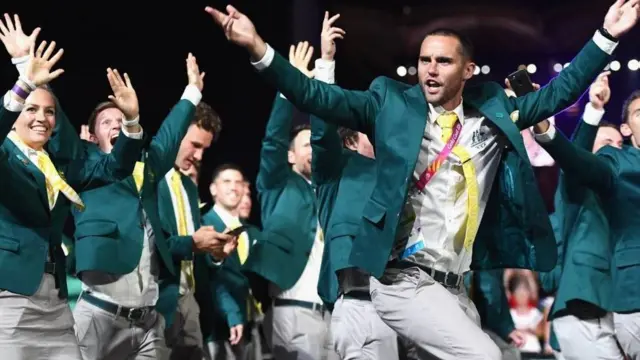 Wanariadha wa Australia wakiingia katika uwanja wa michezo wakati wa ufunguzi wa michezo hiyo huko Gold Cost