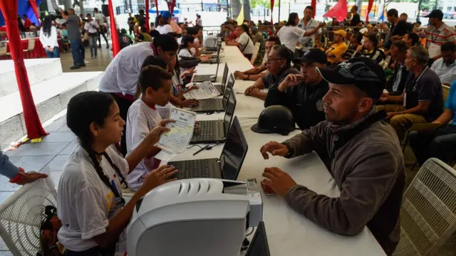 Venezolanos participando en el "censo nacional automotor".