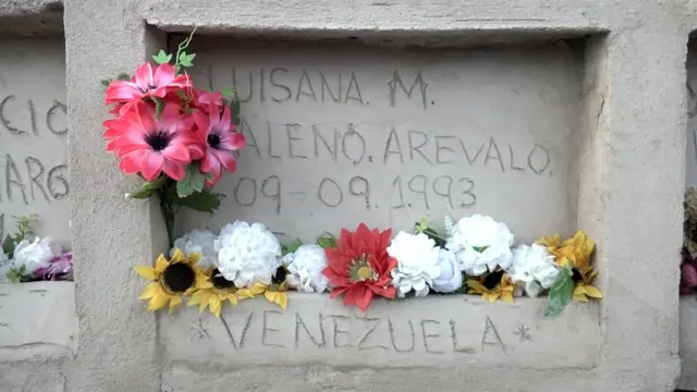 Imagen de una de las bóvedas de cemento donde esta médico forense entierra a los muertos que no pueden permitirse una plaza en un cementerio.