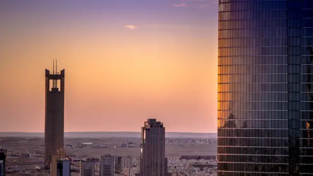 சௌதி அரேபிய அரச குடும்பத்தைச் சேர்ந்த இருவர் பதவி நீக்கம் - ஊழல் புகார் காரணமா?