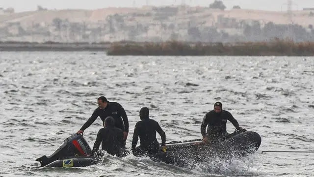 Des plongeurs effectuent des opérations de recherche de victimes d'un bateau chaviré dans le lac Mariout