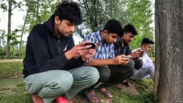 ਮੋਬਾਈਲ ਉੱਤੇ ਗੇਮ ਖੇਡਦੇ ਨੌਜਵਾਨਾਂ ਦੀ ਸੰਕੇਤਕ ਤਸਵੀਰ