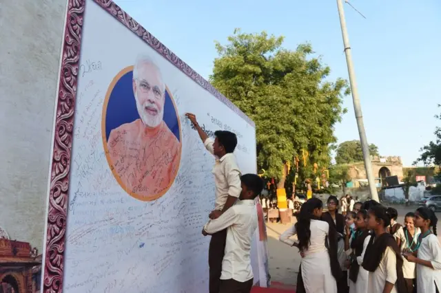 వడ్‌నగర్‌లో మోదీ చిత్రం