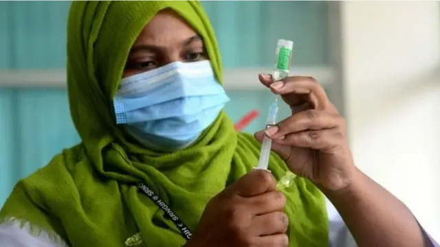 একজন স্বাস্থ্যকর্মী টিকা দিচ্ছেন বাংলাদেশে