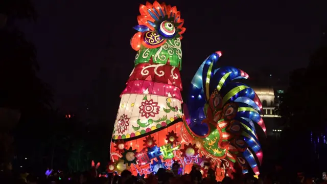 图为装设在中国河北河家庄市一个灯饰