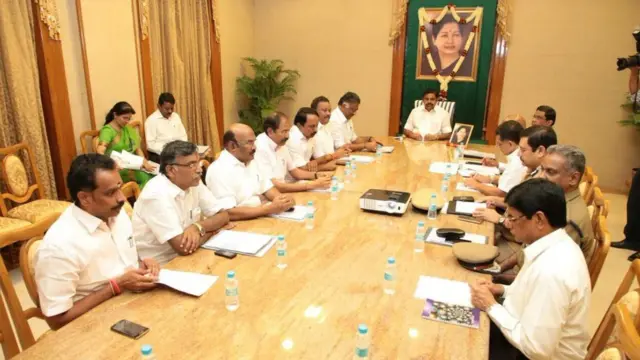 போக்குவரத்து தொழிலாளர் போராட்டம் முதல்வர் எடப்பாடி அதிகாரிகளுடன் அவசர ஆலோசனை