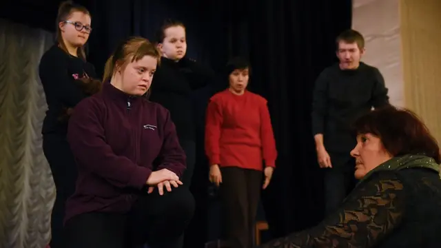 актеры слушают режиссера