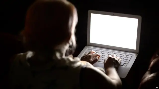 Persona utilizando un laptop