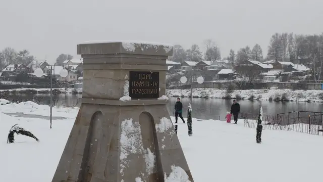 Постамент в центре Александрова