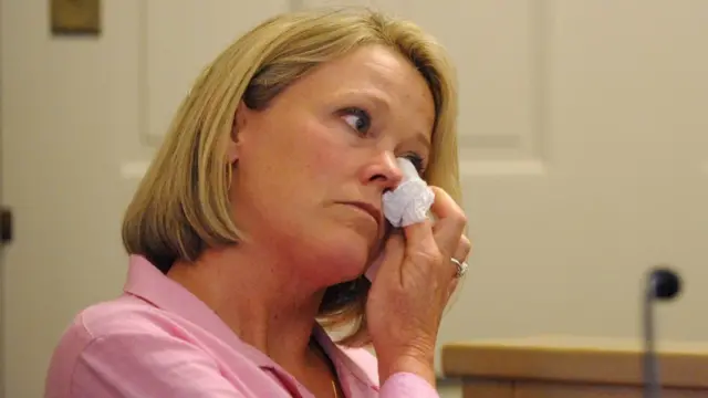 Heather Unruh se seca una lágrima durante su testimonio en el caso contra Kevin Spacey