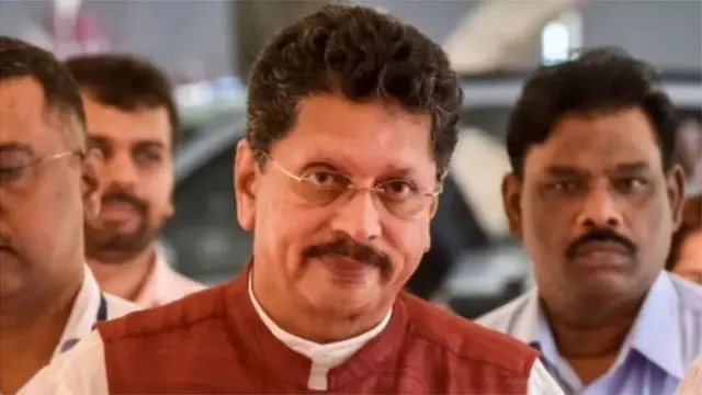 शिवसेना के बाग़ी विधायक और पूर्व मंत्री दीपक केसरकर