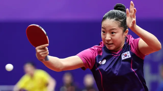 한국 여자 탁구 대표팀의 신유빈이 22일 항저우 아시안게임 탁구 여자 단체전 조별리그 D조 2차전 대한민국과 태국의 경기에 출전하고 있다.