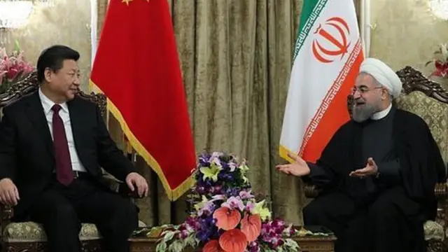 चीनी राष्ट्रपति शी ज़िनपिंग के साथ ईरान के राष्ट्रपति हसन रूहानी