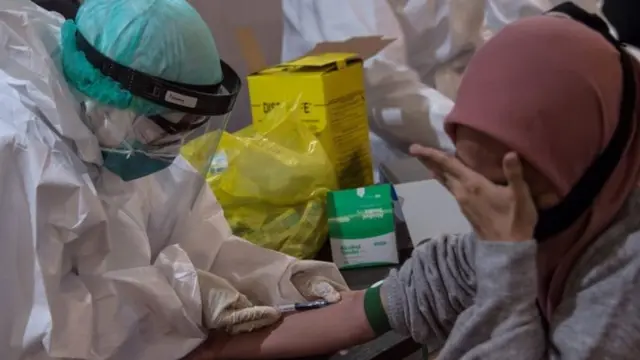 Tes covid-19 di Surabaya.