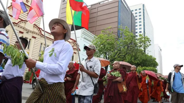 အမျိုးသားရေးလှုပ်ရှားသူတွေလို့ ဆုတောင်းဆန္ဒပြပွဲ ပါသူတွေကပြောပါတယ်။