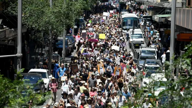 Sydney şəhərində qadınlar marşına minlərlə adam