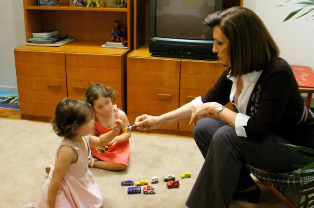 Supernanny interage com duas garotas