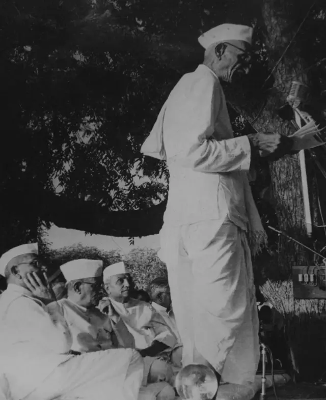 ગુજરાત રાજ્યની સ્થાપનની જાહેરાત કરતા રવિશંકર મહારાજ