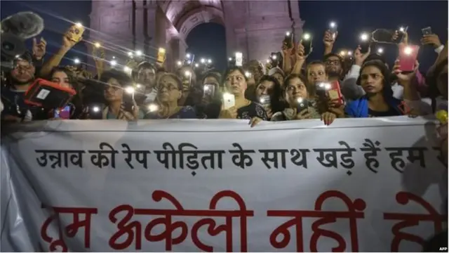 दिल्ली में उन्नाव पीड़िता के लिए सोमवार रात लोगों ने निकाला मार्च